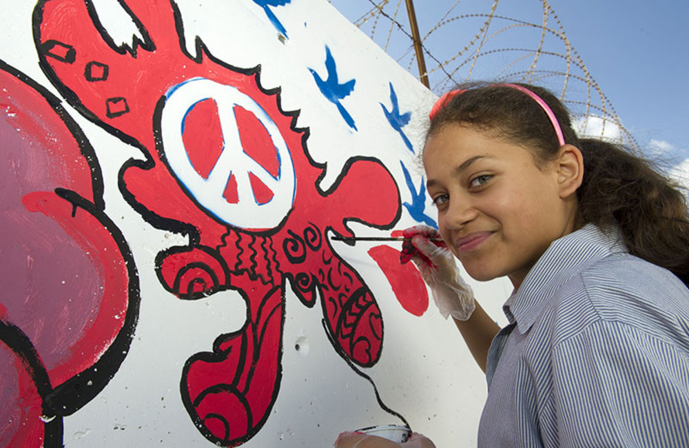 Student participants in the ‘Painting for Peace’ activity, organized by UNIFIL to mark this year’s International Day of Peace.
