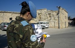 احدى عناصر اليونيفيل الاسبانية تقوم بالتحقق من تركيب مصابيح الانارة الشمسية في بلدة ابل السقي.