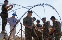 فريق اللجنة التقنية التابعة للجيش اللبناني يقوم بوضع الملاحظات الخاصة بالاحداثيات المتعلقة بعملية تعليم الخط الأزرق بالقرب من بلدة بليدا في جنوب لبنان