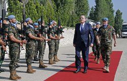 السيد سليم جريصاتي وزير العدل اللبناني يستعرض حرس الشرف في اليونيفيل.