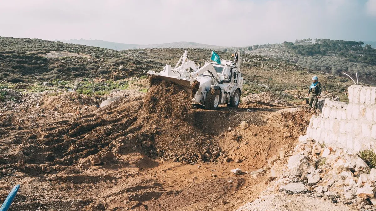 Spanish peacekeepers remove major road obstacles near Khiam