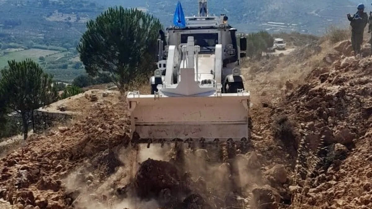 Peacekeepers continue clearing roadblocks, helping local civilians