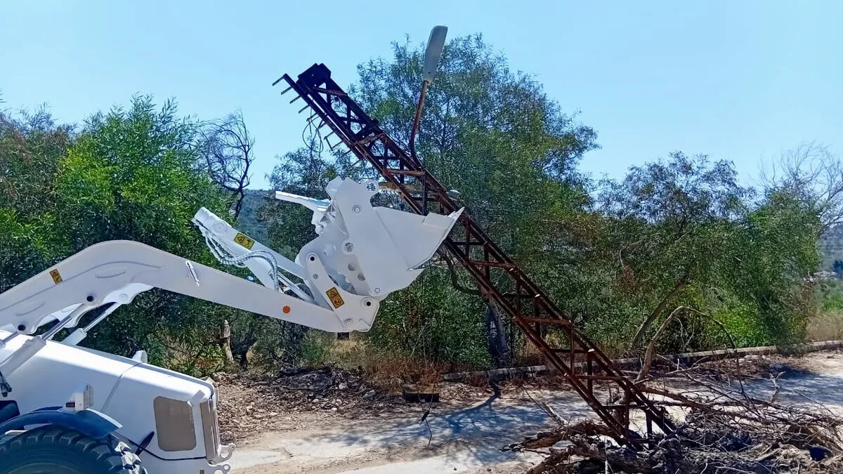 Peacekeepers continue clearing roadblocks, helping local civilians