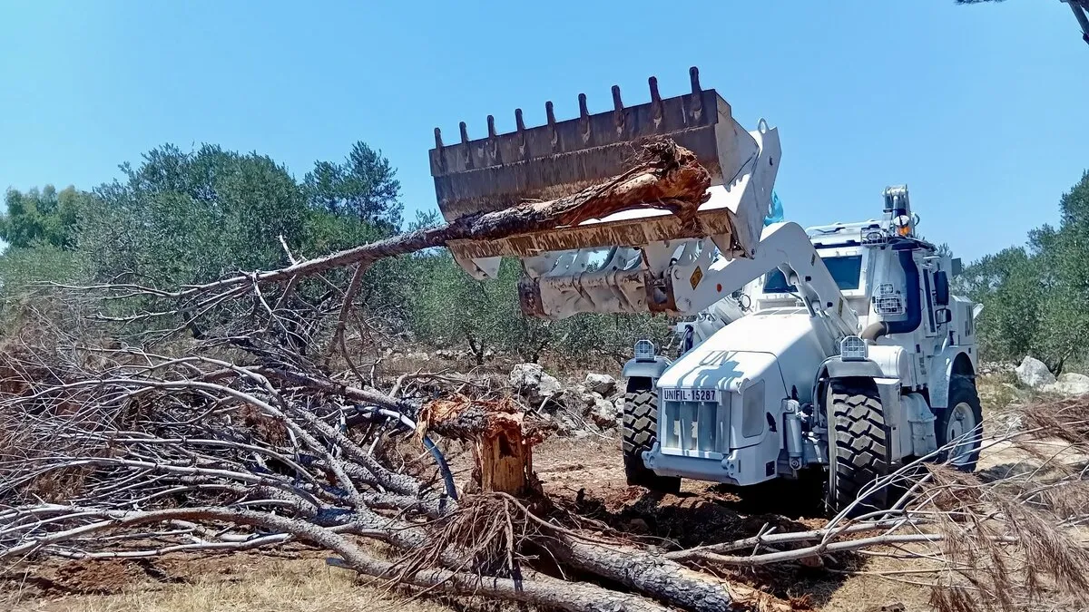 Peacekeepers continue clearing roadblocks, helping local civilians