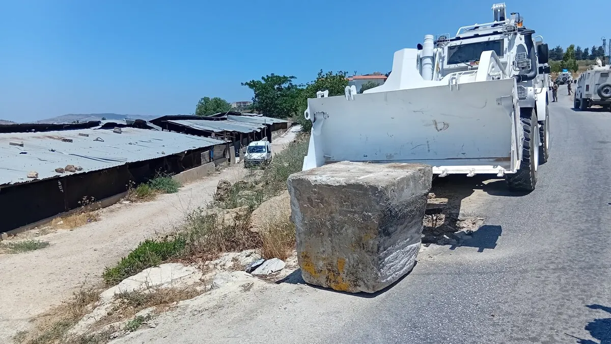 Peacekeepers continue clearing roadblocks, helping local civilians