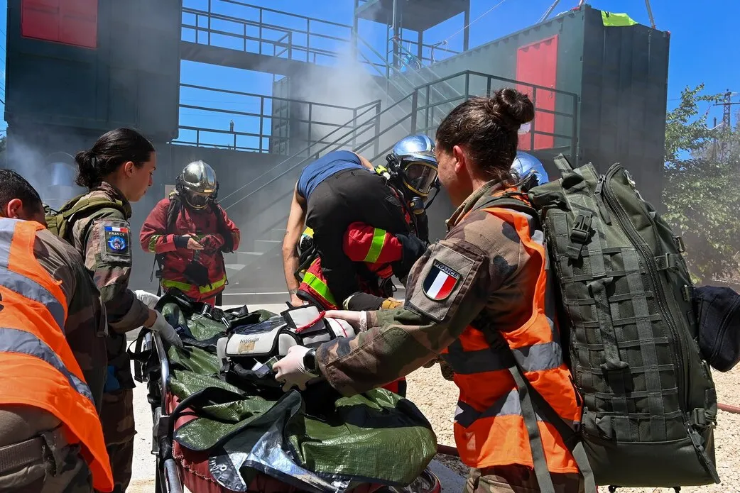 Civil defense firefighters train with French peacekeepers