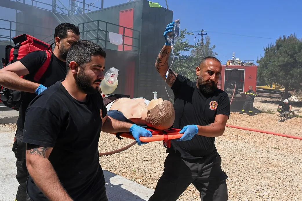 Civil defense firefighters train with French peacekeepers