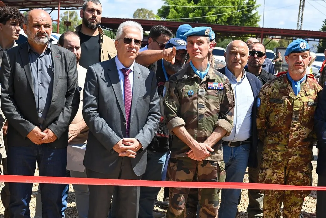Civil defense firefighters train with French peacekeepers