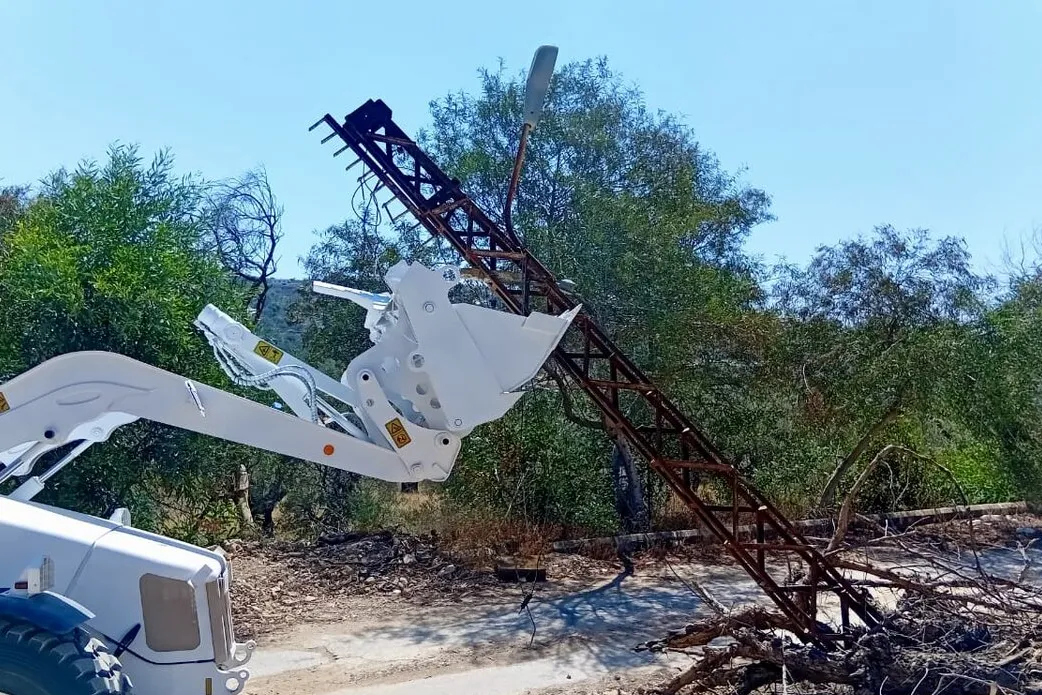 Peacekeepers continue clearing roadblocks, helping local civilians