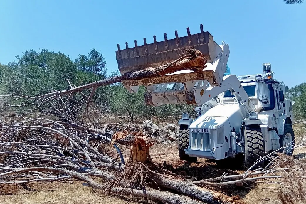 Peacekeepers continue clearing roadblocks, helping local civilians
