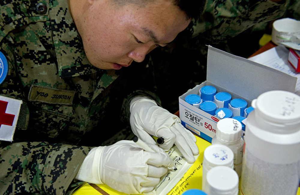 The South Korean Battalion distribute around twenty types of medicine at an estimated cost of 1,000 USD per day.