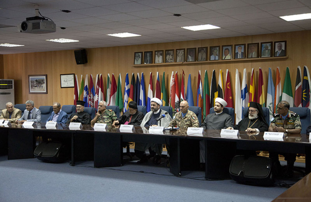 Local authorities meet with Major-General Luciano Portolano, at UNIFIL HQ.