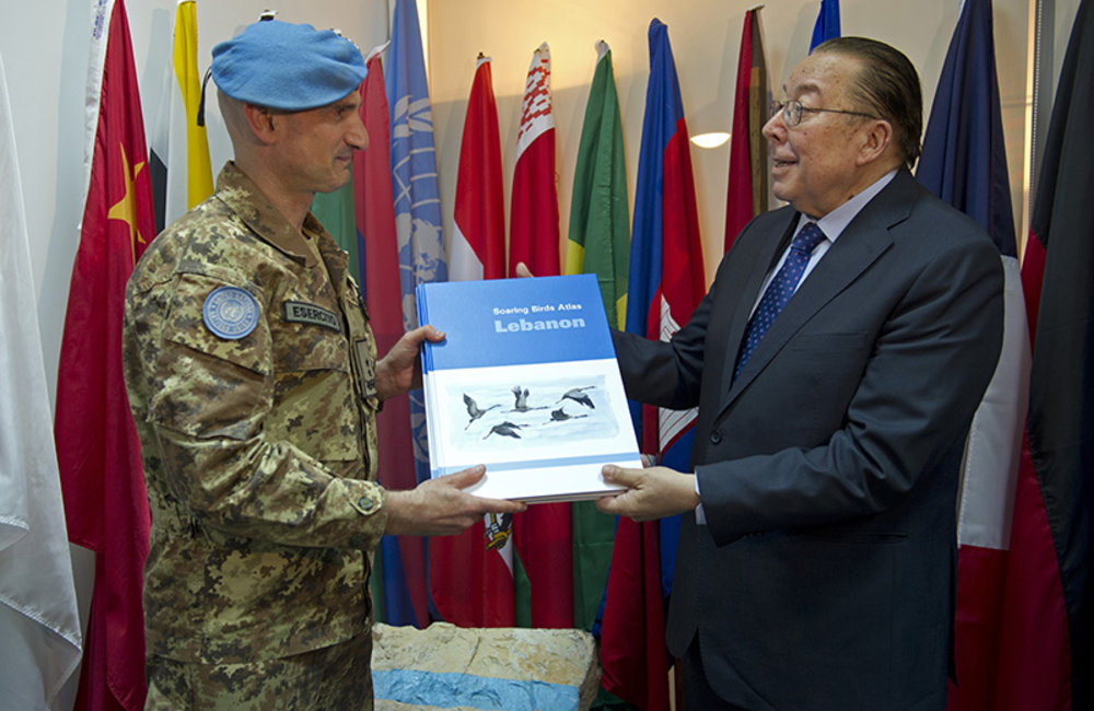 Lebanese Minister of Environment Mr. Machnouk and Force Commander Major- General Portolano exchanging presents after their meeting.