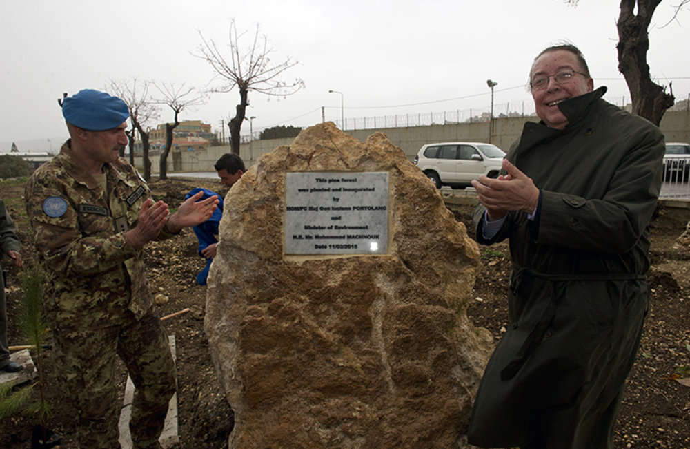 Minister Machnouk and Force Commander Major-General Portolano unveiling a commemorative plaque at the UNIFIL Headquarters.