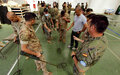 جنود حفظ السلام التابعون لليونيفيل وجنود من القوات المسلحة اللبنانية يتدربون معًا على كشف الألغام والمتفجرات