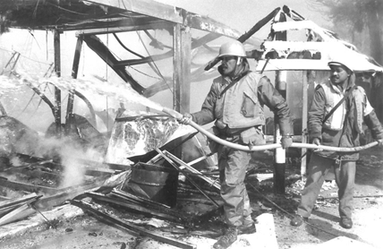 إطفاء الحرائق المندلعة في مقر الكتيبة الفيجية في قانا بعد القصف الإسرائيلي - ١٨ نيسان ١٩٩٦