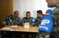 Lebanese Internal Security Forces (ISF) personnel and a UNIFIL Spanish Guardia Civil work together on a recent police experience exchange course held in UNIFIL.