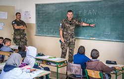 جنود حفظ سلام فرنسيون يعودون الى المدرسة